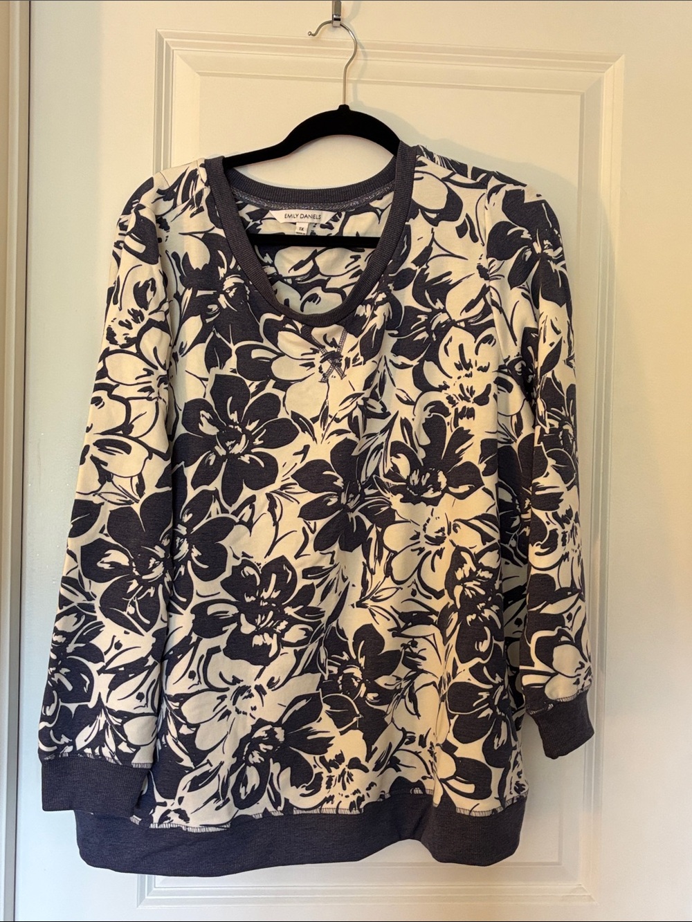 Emily Danielle Floral Print Sweatshirt - Black & Cream